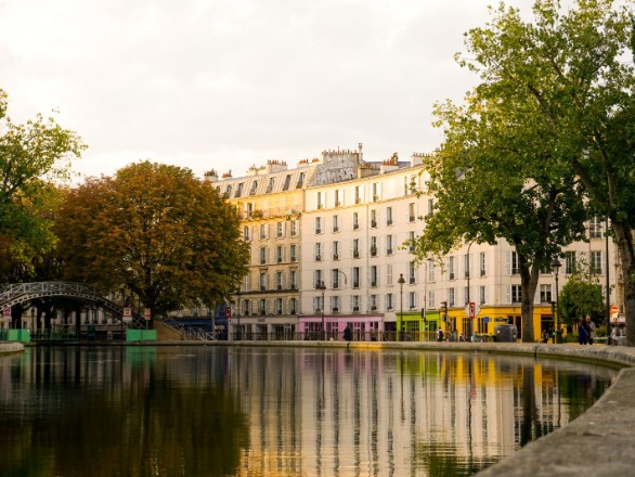Canal parisien borde d'arbres - huissier de justice Paris 19e