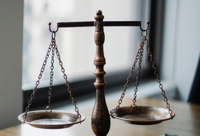 Balance de justice et marteau sur un bureau - concours de commissaire de justice