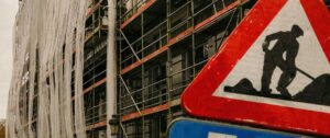 constat d'affichage de permis de construire Chantier avec echafaudage - constat d'affichage de permis de construire