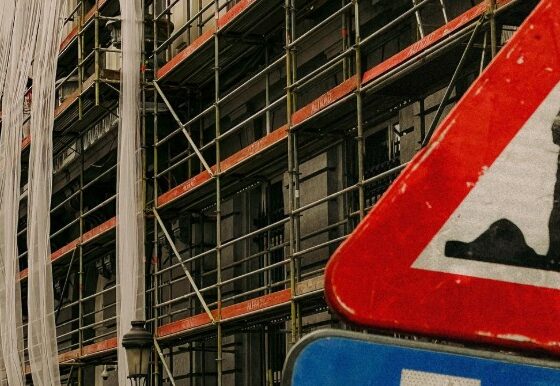 Chantier avec echafaudage - constat d'affichage de permis de construire