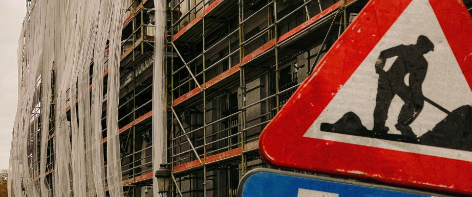 Chantier avec echafaudage - constat d'affichage de permis de construire
