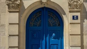 Porte d'un palais de justice