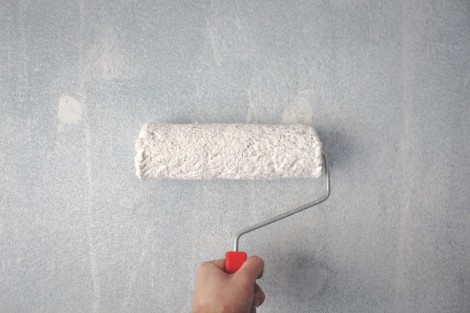 Rouleau de peinture applique sur un mur - travaux du locataire