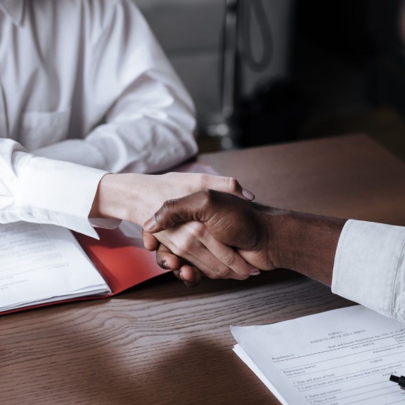 accord de mediation Poignee de main au-dessus d'une table - accord de mediation