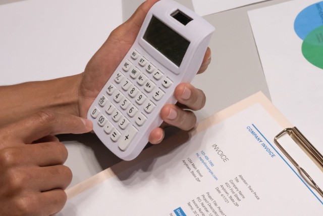 Calculatrice et facture - non-paiement de facture