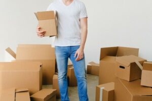 preavis de location Homme au milieu de cartons de demenagement - preavis de location