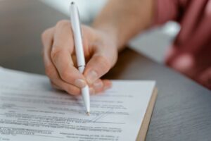 procedure pour donner conge Main signant un document officiel - procedure pour donner conge